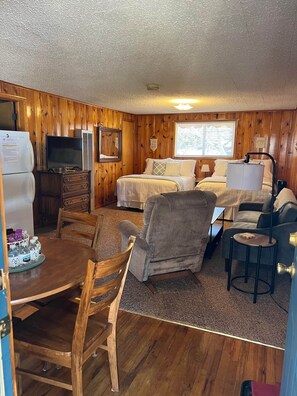 Travel cot, WiFi, bed sheets