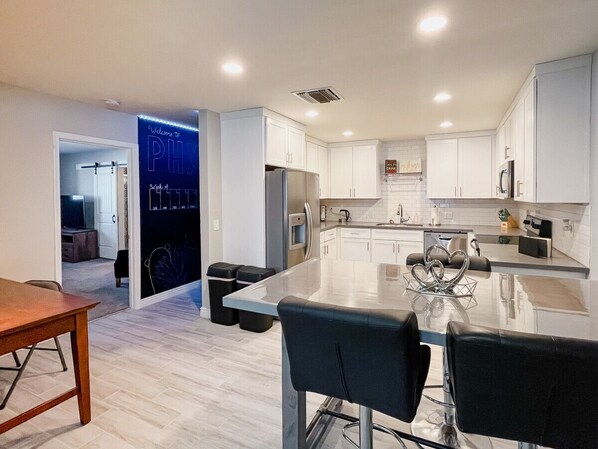 Refrigerador, microondas, horno, placa de cocina