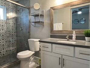 Combined shower/tub, hair dryer, towels