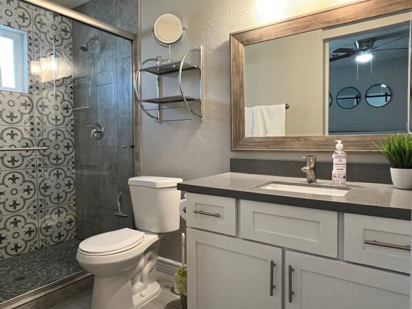 Combined shower/tub, hair dryer, towels
