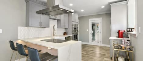 Fridge, coffee/tea maker