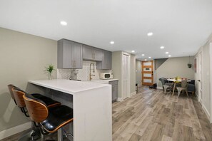 Fridge, coffee/tea maker