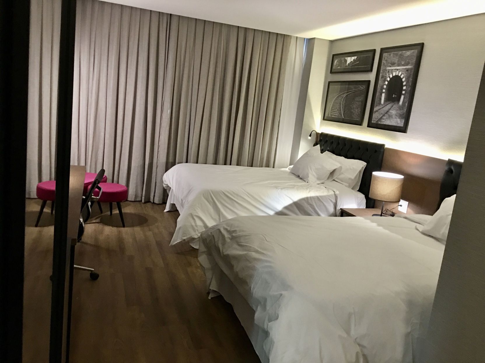 Minibar, caja de seguridad en la habitación y escritorio 