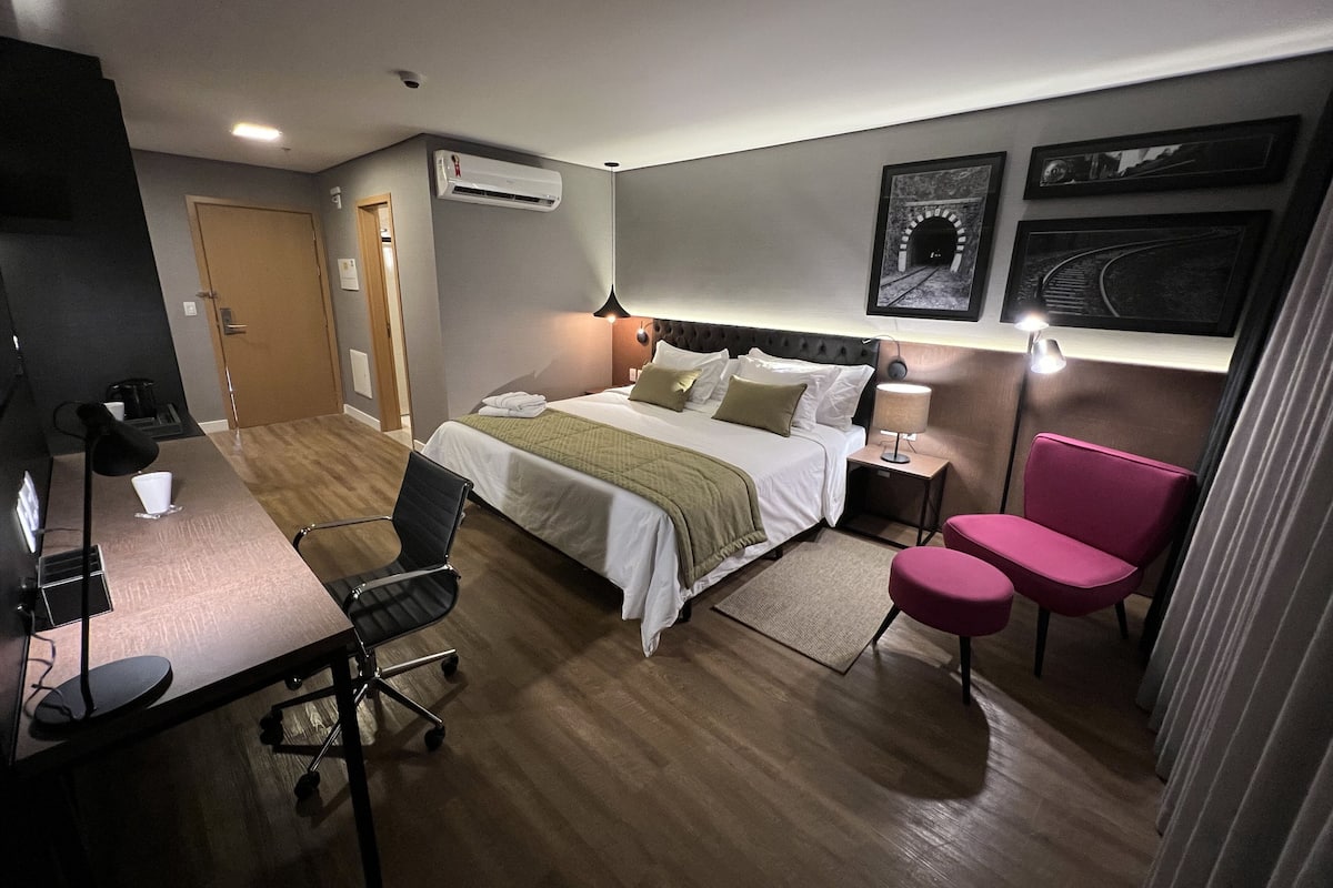 Minibar, värdeförvaringsskåp på rummet och skrivbord
