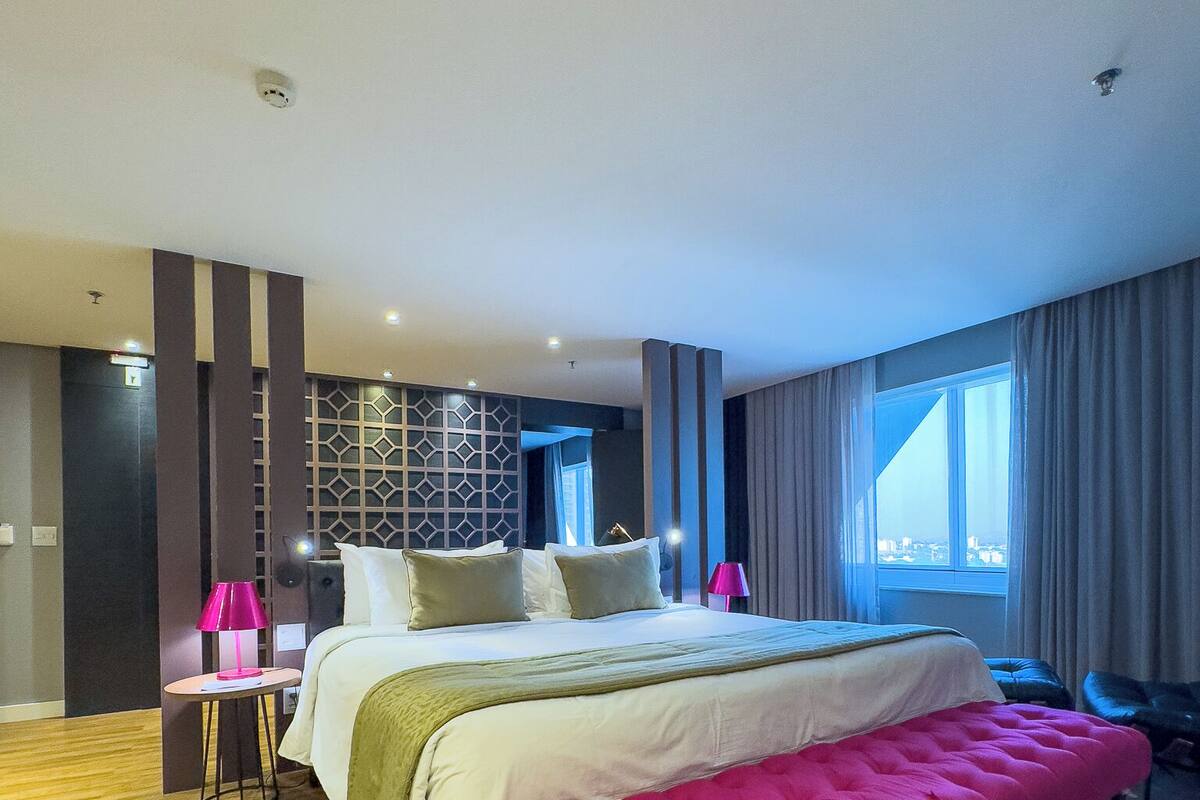 Suite Senior | Minibar, cassaforte in camera, una scrivania, postazione laptop