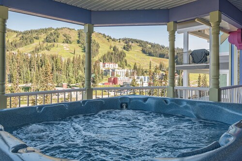 Popular Chalet Steps to Village - Great Views, Hot Tub, Laundry & Pet Friendly!