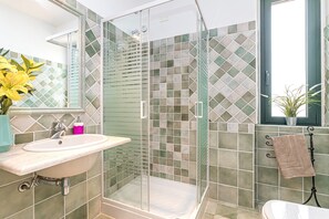 Regadera, secadora de cabello, bidet, toallas 