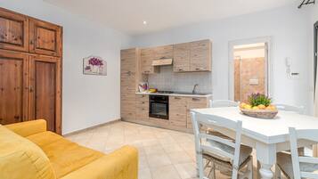 家庭公寓, 多間臥室, 2 間浴室 (Domos Pintadas Apt. 3 Porto Rotond) | 客廳 | 21 吋電視連有線電視頻道