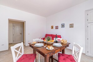 Family Apartment, Multiple Bedrooms (Domos Pintadas Apt. 1 Porto Rotondo) | Dining