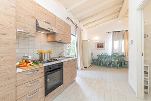 Family House, Multiple Bedrooms, 2 Bathrooms (Domos Pintadas Villetta Bianca) | Private kitchen
