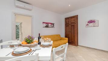 Family Apartment, 1 Bedroom, 2 Bathrooms (Domos Pintadas Apt. 3 Porto Rotondo) | Dining