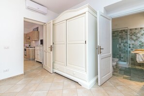 Family Apartment, Multiple Bedrooms, 2 Bathrooms (Domos Pintadas Apt. 2 Porto Rotondo) | Private kitchen | Fridge, oven, stovetop, electric kettle - Domos Pintadas (Olbia)