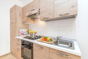 Geladeira, fogão, cooktop, chaleira elétrica