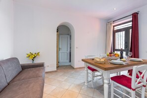 Family Apartment, Multiple Bedrooms, 2 Bathrooms (Domos Pintadas Apt. 2 Porto Rotondo) | Dining