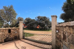 Family Apartment, Multiple Bedrooms (Domos Pintadas Apt. 4 Porto Rotondo) | Property grounds - Domos Pintadas (Olbia)