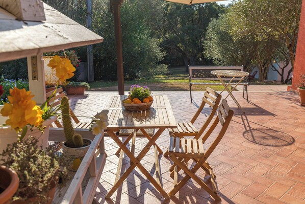 Family Apartment, Multiple Bedrooms (Domos Pintadas Apt. 1 Porto Rotondo) | Outdoor dining