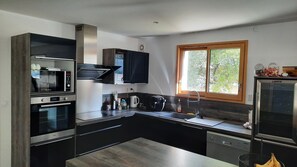 Een koelkast, een microgolfoven, een oven, een kookplaat