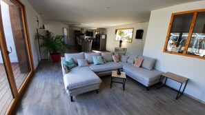 Smart-tv, een tafeltennistafel en boeken