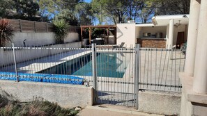 Een buitenzwembad en een verwarmd zwembad