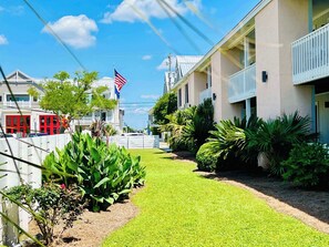 Property grounds - Sullivan’s Beach Getaway on Island's Main St (Sullivan's Island)
