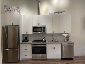 Refrigerador, microondas, horno y parrilla de estufa 