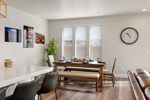 Dining - Large 5 Bed 5 Bath Home w/Private Hot Tub (Washington)