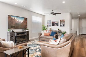 Televisión y chimenea 