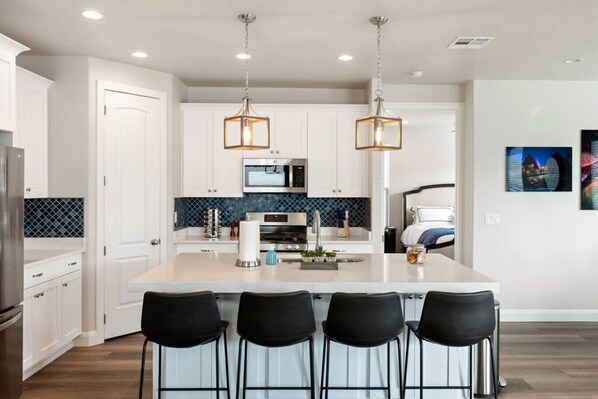 Refrigerador, microondas, horno y parrilla de estufa