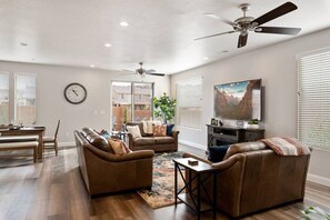 Televisión y chimenea