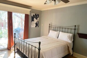 Desk, iron/ironing board, free WiFi, bed sheets - Horse Friendly Ranch | 40 Acres | Extended Stays (Georgetown)