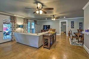 Smart TV, fireplace - Horse Friendly Ranch | 40 Acres | Extended Stays (Georgetown)