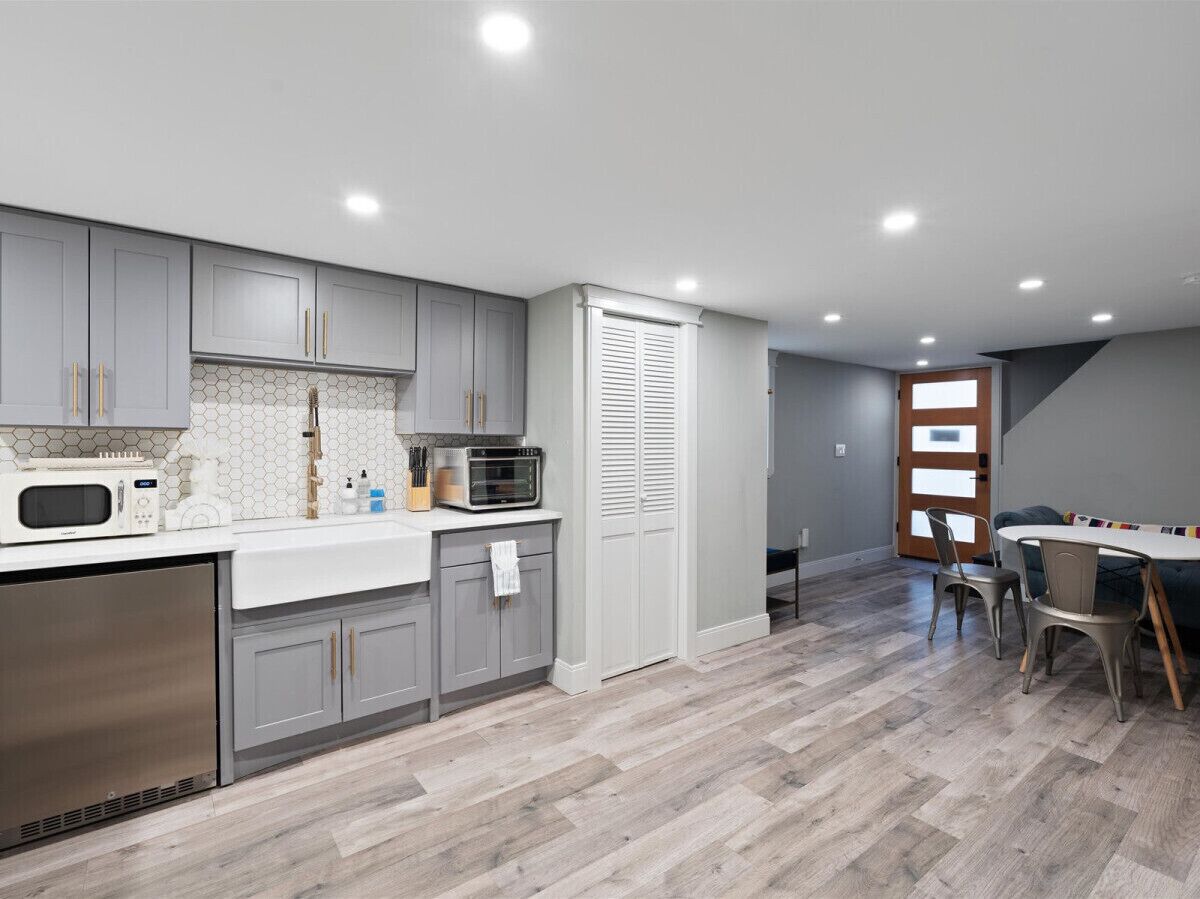 Fridge, microwave, oven, coffee/tea maker