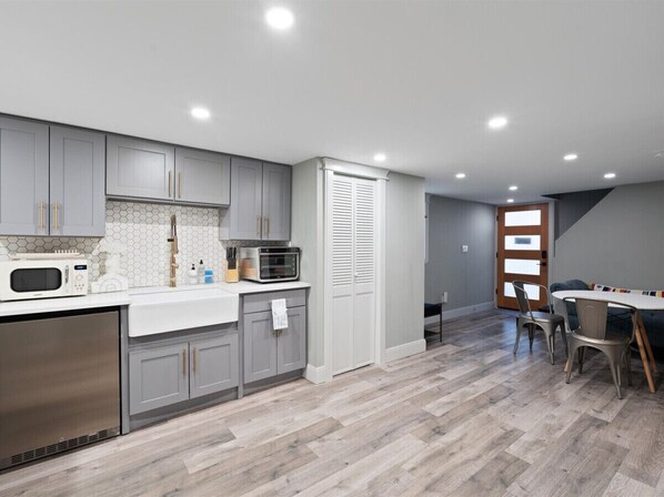 Fridge, microwave, oven, coffee/tea maker