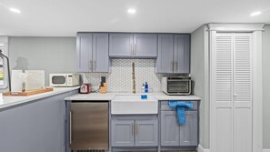 Fridge, microwave, oven, coffee/tea maker