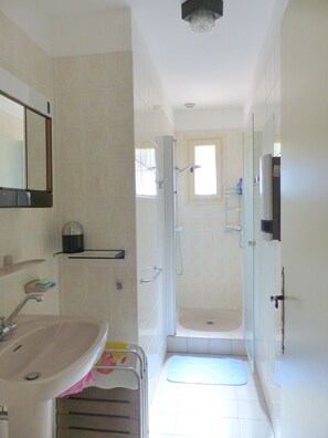 Baignoire, séchoir à cheveux, bidet, serviettes fournies