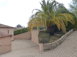 المنطقة المحيطة بالمنشأة