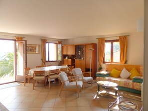 تلفزيون، مدفأة، تنس طاولة، كُتُب