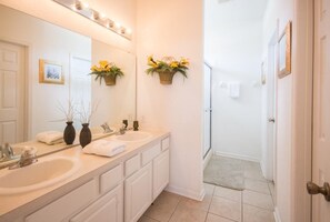 Maison, plusieurs lits (Enchanted Windsor Hills Vacation Home) | Salle de bain