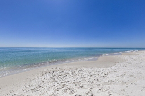 Beachfront 3-bedroom condo - short walk to Gulf State Park