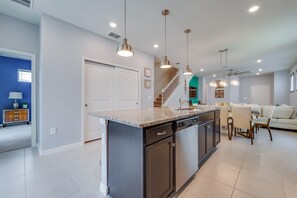 House, Multiple Beds (Best Windsor Island House) | Private kitchen