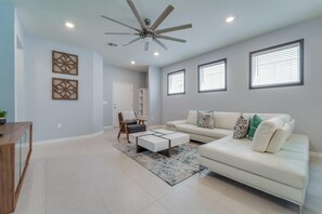 House, Multiple Beds (Best Windsor Island House) | Living room