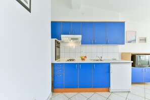 Kühlschrank, Ofen, Herdplatte, Kochgeschirr/Geschirr/Besteck