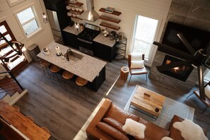 Una Smart TV, una chimenea, un reproductor de DVD, libros