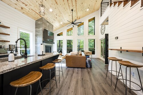 Luxury Family/Couple's Cabin/Outdoor Movie/Arcade/Hot Tub/Hammocks/Play Set