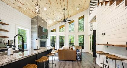 Luxury Family/Couple's Cabin/Outdoor Movie/Arcade/Hot Tub/Hammocks/Play Set