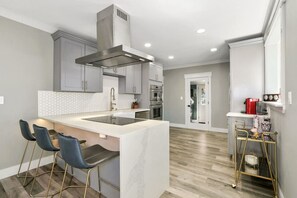 Fridge, coffee/tea maker