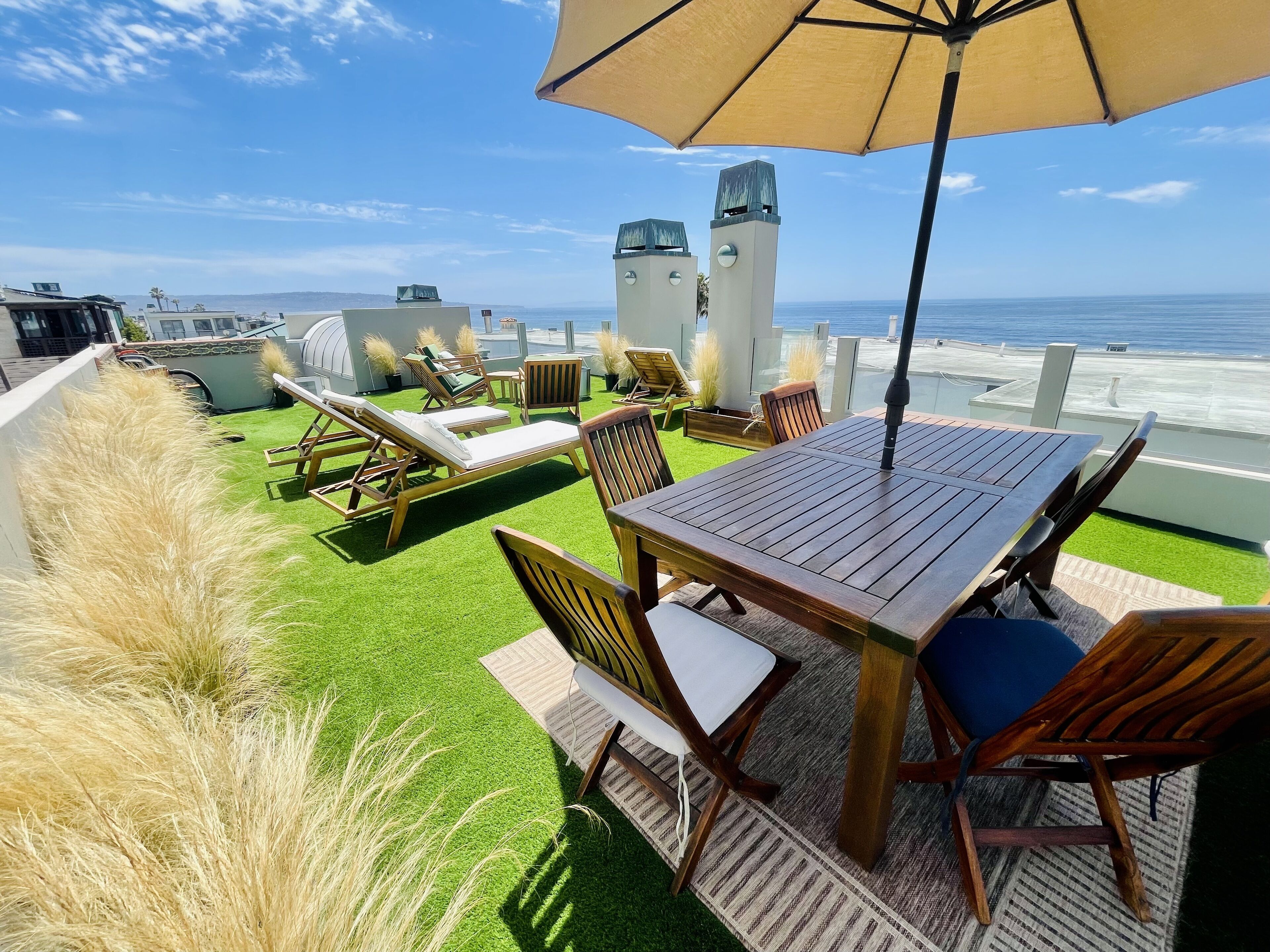 Bright and Sunny Manhattan Beach House Steps to Sand
