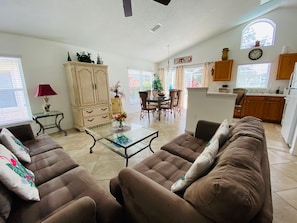 House, 2 Queen Beds (Glenna's Southern Dunes Vacation Home) | Living room