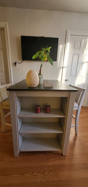 Interior - Chic, Cozy home, by Blue Line Train Stop + Free parking (Chicago)