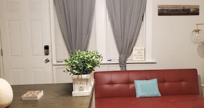 Chic, Cozy home, by Blue Line Train Stop + Free parking